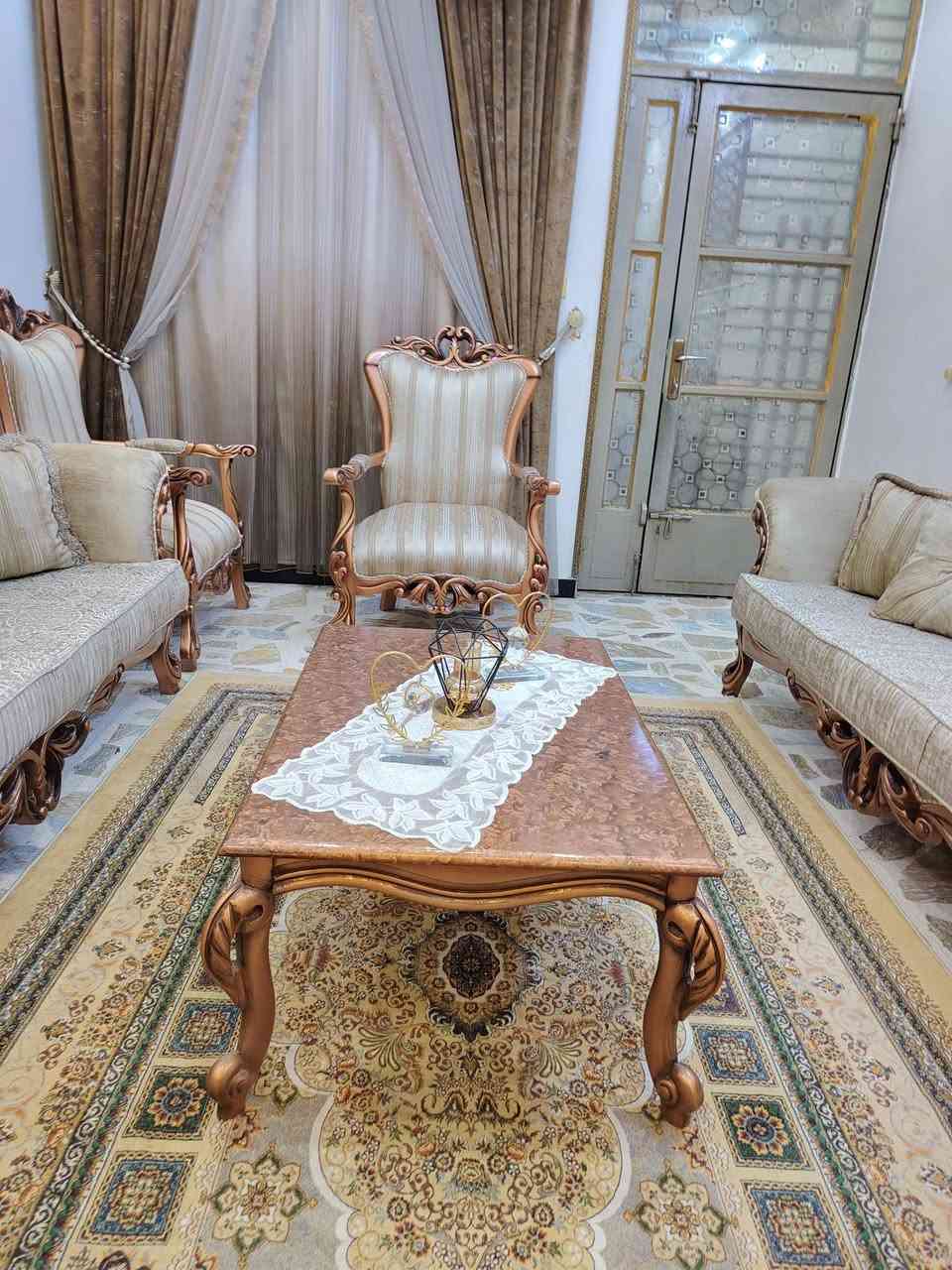 تخم زان ملكي تركي  كلش نضيف 10 مقاعد مع طبله وسطيه العنوان مدينه الصدر للاستفسار خاص او الاتصال بالرقم ***********
