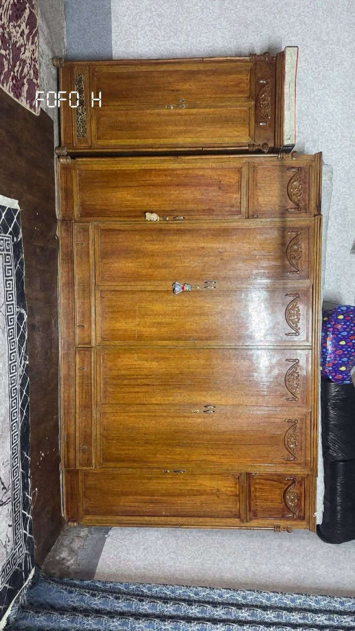 السلام وعليكم غرفة تسكام للبيع ثكيله وضخمه للبيع لعدد 7قطع نظيفه و مابيه اي عيب لي يحب يجي ويشوف بعينه سعرها 900بيه مجال بسيط مكاني بغداد شارع حيفا ***********
