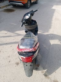 دراجة نارية سريعة بشكل أنيق، موديل حديث ومريح للاستخدام اليومي. الألوا...