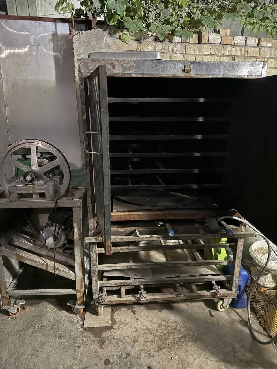 فرن غاز 5 صواني للبيع السعر 150 (***********)(***********)
