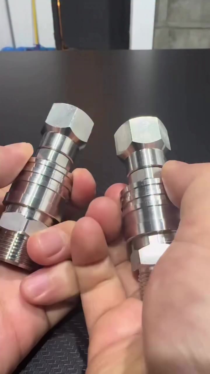 مجموعة احترافية متكاملة من الوصلات والفلاتر

هذه المجموعة تمثل نقلة واضحة عن الإصدارات السابقة من حيث القوة، مقاومة التآكل، والدقة الهندسية، حيث تم تصنيع كل قطعة بتشغيل دقيق لضمان إحكام الإغلاق ومنع أي تسريب حتى تحت ضغط عالي جداً.

🔹 المميزات الرئيسية:
 • خامة 306 Stainless Steel: مقاومة فائقة للصدأ، تتحمل الظروف القاسية والرطوبة والمواد الكيميائية.
 • تحمل ضغط عالي: مناسبة للاستخدام الاحترافي والمكثف بدون أي ضعف أو تهريب.
 • تصميم محكم (Leak-Proof): وصلات سريعة وآمنة بثبات عالي أثناء التشغيل.
 • فلترة متقدمة: الفلاتر الستانلس تمنع دخول الشوائب وتحافظ على عمر المكائن والمضخات.
 • تشطيب عالي الجودة: سطح مصقول يعكس احترافية المنتج ويعطي عمر أطول.

🔹 الاستخدامات:
 • مغاسل السيارات الاحترافية
 • أجهزة الضغط العالي (Pressure Washers)
 • الاستخدام الصناعي والخدمي

🔹 الفرق عن السابق:
تم تطوير هذه النسخة لتكون أقوى، أثقل، وأكثر تحملاً مع تحسين في جودة الإغلاق وسلاسة التركيب، مما يجعلها خيار مثالي للمحترفين اللي يحتاجون أداء يعتمد عليه يومياً.

الخلاصة:
إذا تدور على جودة حقيقية تعيش وياك وتتحمل الشغل الثقيل بدون مشاكل، فهذي المجموعة تعتبر استثمار ذكي بمستوى احترافي عالي

📞 للتواصل وطلب المنتج عبر واتساب: 
***********

📍 او زيارة موقعنا: 
العنوان: الدورة – شارع المصافي – مقابل مجمع كاردن ستي

نرحب بكم دائماً لخدمتكم وتوفير أفضل المنتجات الاحترافية 🔥
#منتجات_ومعدات_العناية_بالسيارات
