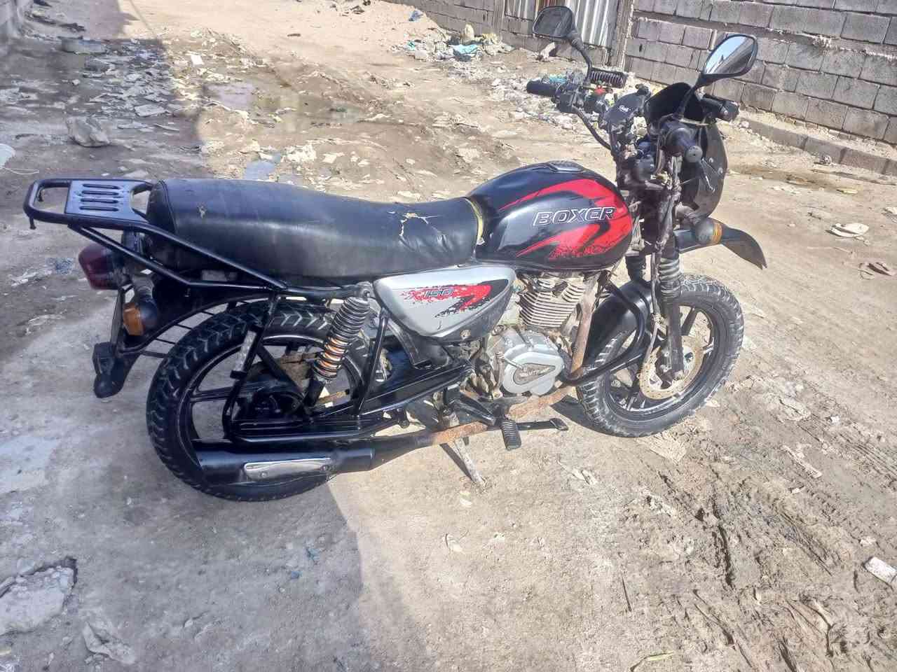 سلام عَليكم ، بوكسر موديل 20 سنويه ومكينة MTR وانطيك مكينتها البلاديه وياها هم سعرهه مليون 500 وبيهه مجال .
***********  او مراسلتي على الصفحه متواجد
