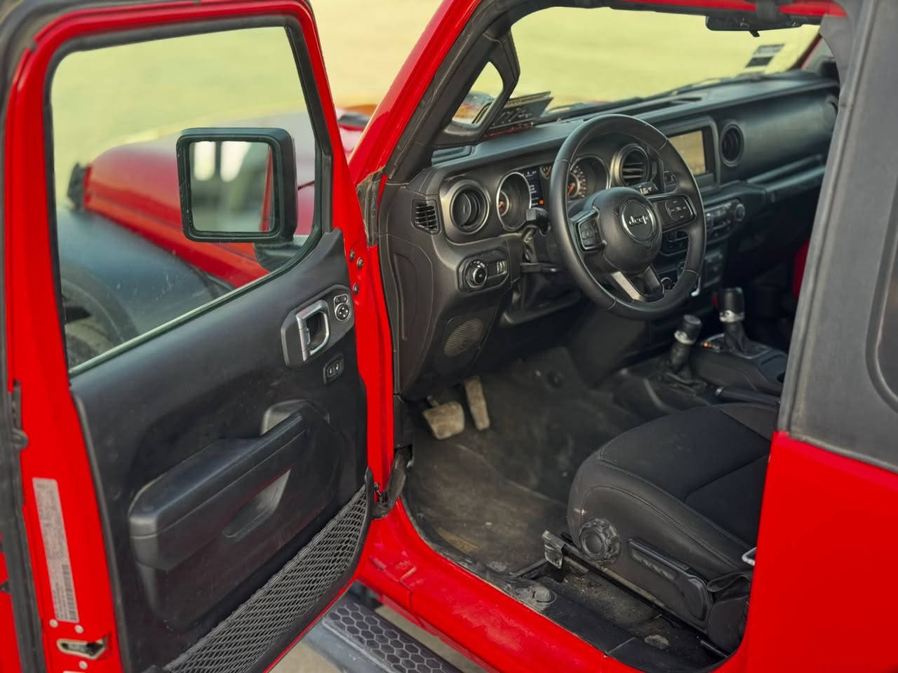 Jeep Wrangler 2023 Sport
جيب رانكلر 2023 سبورت
4 سلندر تيربو 

فول فول مواصفات/  سبورت
 جام كهرباء اوتو
 شاشة - كامرة
 قطعتين تبريد
هيتر بالمري

ماشيه 14 الف ميل 
تك باب كشف 

بيها صبغ ع كد شبر بطرف البنيد
للاستفسار خاص اوواتساب ***********
