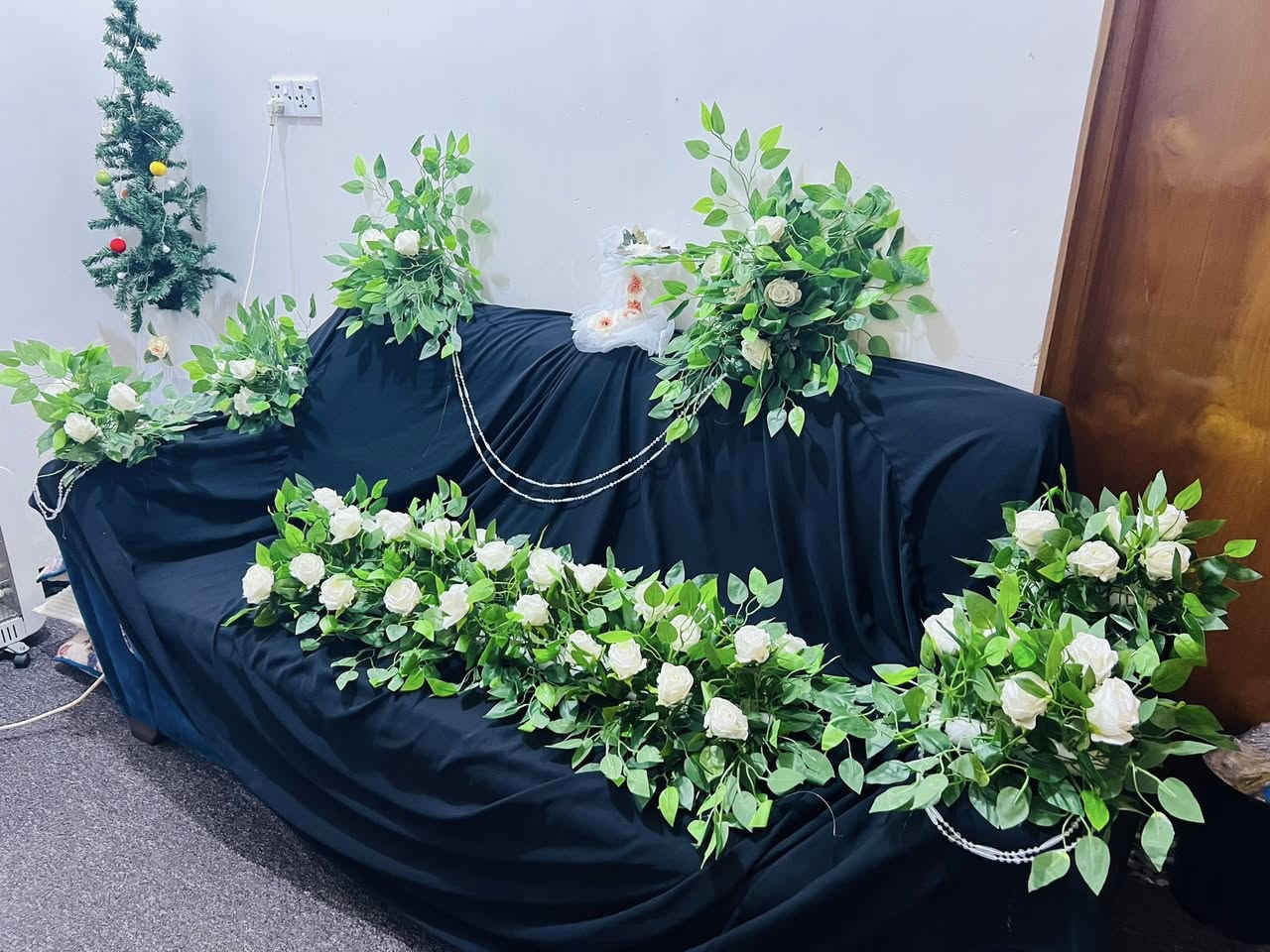 صباحكم خير ورزق 
يتوفر زينه سيارات اعراس. وديكورات كوشه كامله وحسب الطلب 
السيت مصمم للكوشات ولسيارات الاعراس 
متوفر ورد امتار. والعمل درجه اولى وجميع المديلات قابله للغسل باي وقت 
للحجز مراسله الصفحه 
او واتس *********** 
تبدي الاسعار من 50 الف للمتر
