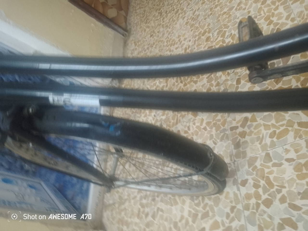 سلام عليكم بايسكل للبيع حجم 24 بايسكل كلو شغال غراضو موجوده الصينيه مال زنجيل موجوده والسله موجود السعر 60الف وبي مجال العنوان موصل رأس الجاده قرب ملعب رعد الرقم ***********
