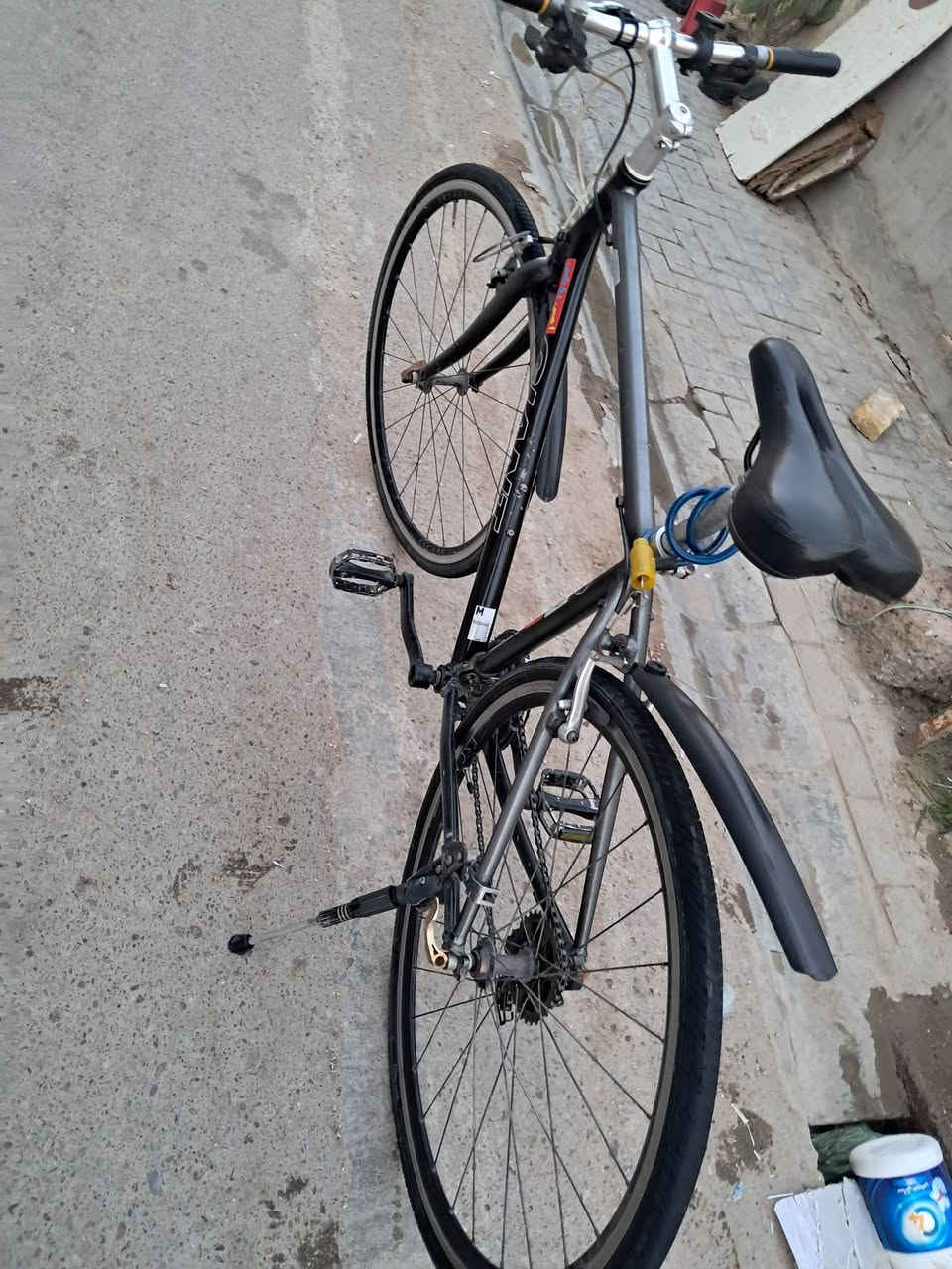 السلام عليكم بايسكل للبيع شركه جاينت شركه معروفه بايسكل خفيف وبقطع المنيوم البايسكل نظيف جدا ولكن نقصه جوابه  اثنين وسيم مال كير الشراي يتصل وسهله شكد يقيم ما نختلف ان شاء الله المكان الزعفرانيه قرب جامع الرشيد الزهور الطابو للاتصال *********** يوجد واتساب واكرر الشراي يتصل وهو يقيم
