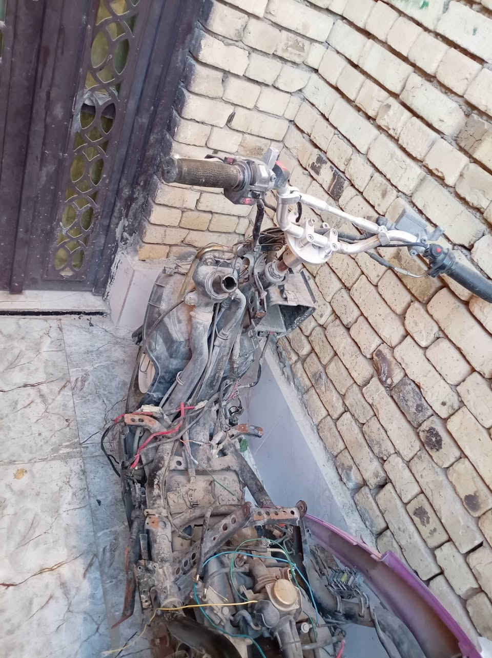 السلام عليكم دراجه للبيع كوم حديد بس تشتغل عوزها غراض وكفراتها موجوده موقع ناصريه مركز تواصل ***********
