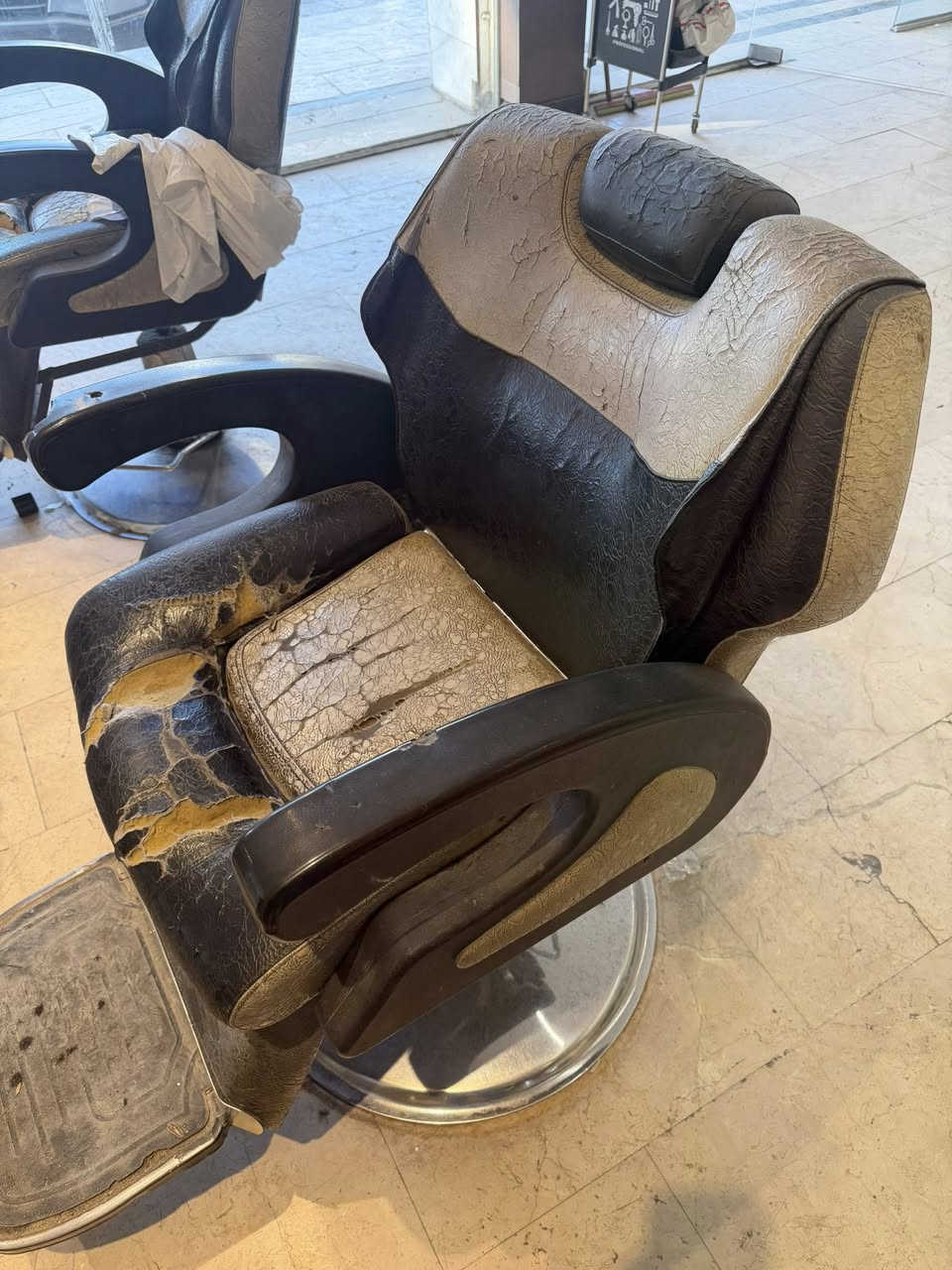 للبيع كراسي مستخدمات عدد الكراسي ٦مكاني بعداد الدوره ***********
