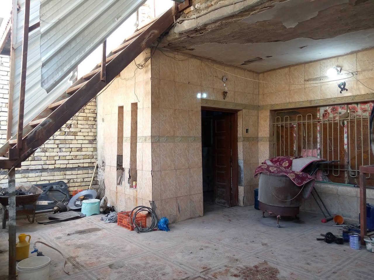 للبيع نص بيت طابو صرف مساحه 165 متر واجهه 8وربع نزال 20 غرفه منام عدد 3 + الطابق الثاني معزول درج وحده هم 3 غرف 
مسلح بناء قديم يصلح للسكن البيت فارغ حاليا عنوان جمعيات اسكان الموانئ قرب شارع الميثاق قرب مدرسه المشاعل 
للاستفسار الاتصال على الرقم ***********
السعر 170 مليون وقابل للتفاوض
