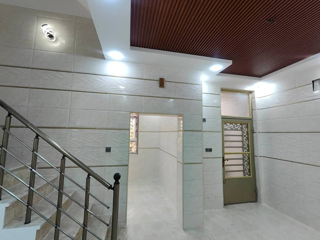 اللهم صلي على محمد وال محمد 🌹 سعر مناسب 🌹
يوجد بيت 70 متر طابقين طابوك في كربلاء حي العباس مقابل حسينية صاحب الزمان عليه السلام  
منطقة سكنية تتوفر فيها جميع الخدمات تبليط 8 متر 
يتكون البيت من 3 غرف  وصاله ومنور ومطبخ وحمامات عدد 3 
طابو زراعي قرار محكمه سند 25 الاستفسار 
للأتصال او واتساب *********** *********** *********** كربلاء, العراق
