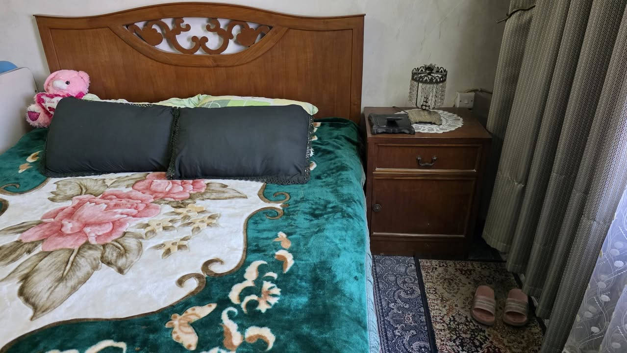 غرفة نوم مكونة من 6 قطع مصنوعة من خشب صاج مستعملة وبحالة ممتازة كما موضحة بالصور تفاصيل القطع كالتالي... 
1- كنتور أربع أبواب + ملحق أربع أبواب (عرض 240سم - عمق 60سم - ارتفاع 245سم)
2- سرير حجم نفرين  (عرض 170سم - عمق 200سم - ارتفاع 35سم)
3- شماعة ملابس على شكل زاوية
4- ميز تواليت يحتوي على 6 أدراج  (عرض 110سم - عمق 45سم - ارتفاع 188سم مع المرأة)
5- كمدي جانبي بجانب السرير عدد 2  (عرض 56سم - عمق 46سم - ارتفاع 68سم)
6- كمدي منفصل يحتوي على 5 أدراج

السعر المطلوب  700 الف دينار ... السعر قابل للتفاوض للمشتري الجاد


**إذا كنت صاحب هذا الإعلان وتريد حذفه لأي سبب، رجاءا أرسل رسالة إلى الدعم الفني**