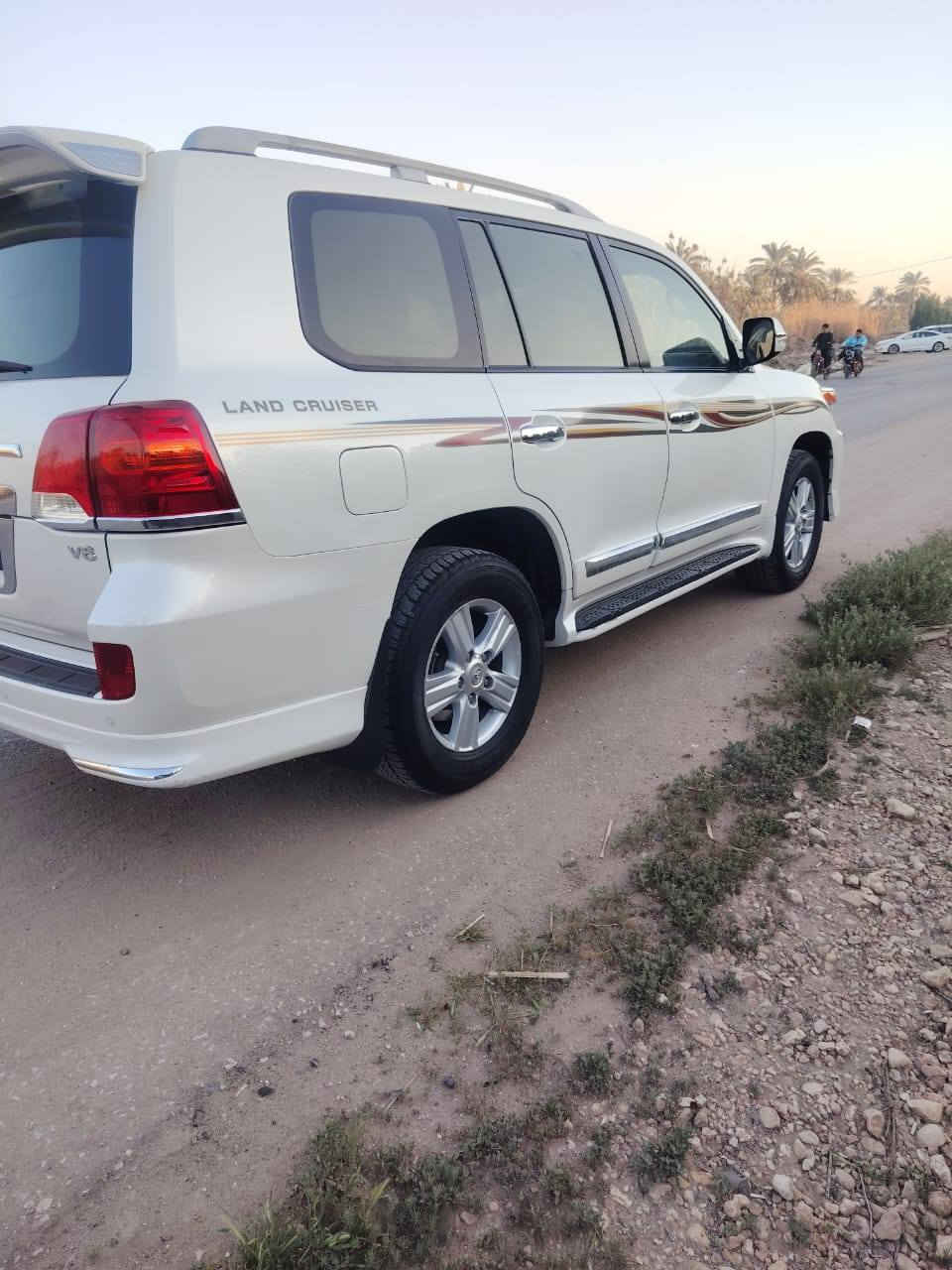 السلام عليكم
لاندكروز للبيع موديل 2013بغداد بريم مكفولة من الصبغ حتى الدعاميات ماشية 118السيارة كلش جديدة بأسامينة بيها مقدار شبر بارد بالباب الصدر فقط بالسونار يبين جاهزة السيارة مال جناي 
مكان السيارة بابل قرب الاثار
***********
