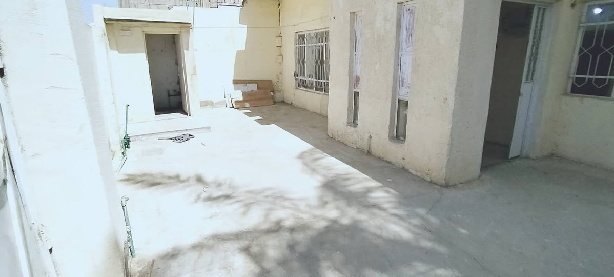 سلام عليكم بيت للبيع ٢٠٠ متر طابو صرف بسمي موقع شارع رائسي مال حي زهور ثاني بيت عل شارع موقع كلش حلو  *********** واتساب شراي يتفضل بس بيع  نقد
