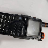 جهاز الاتصال اللاسلكي الذي يظهر في الصورة هو جهاز Baofeng UV-K5 (أو نس...