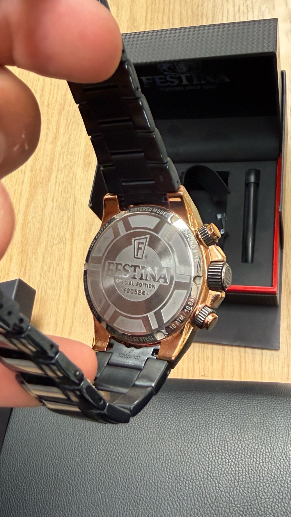 🔥 للبيع: ساعة Festina Chrono Bike — Special Edition
ساعة رجالية أصلية، حالة ممتازة، استعمال خفيف.
▪️ كرونوغراف رياضي فاخر — صناعة إسبانية
▪️ علبة فولاذية 44.5 ملم بلمسات Rose Gold
▪️ مقاومة ماء 10 بار (تتحمل السباحة)
▪️ حركة كوارتز يابانية Miyota
▪️ زجاج معدني مقاوم للخدش
يشمل البيع:
✅ السوار المعدني الأصلي
✅ سوار مطاطي أزرق إضافي
✅ أداة تغيير السوار
✅ العلبة الأصلية كاملة
💰 السعر: 300,000 دينار — قابل للتفاوض للجاد
📍 بغداد — التسليم باليد
 واتساب
ملاحظة: سعرها الأصلي يتجاوز 450,000 دينار. فرصة لمحبي الساعات الأصلية بسعر مغري.
