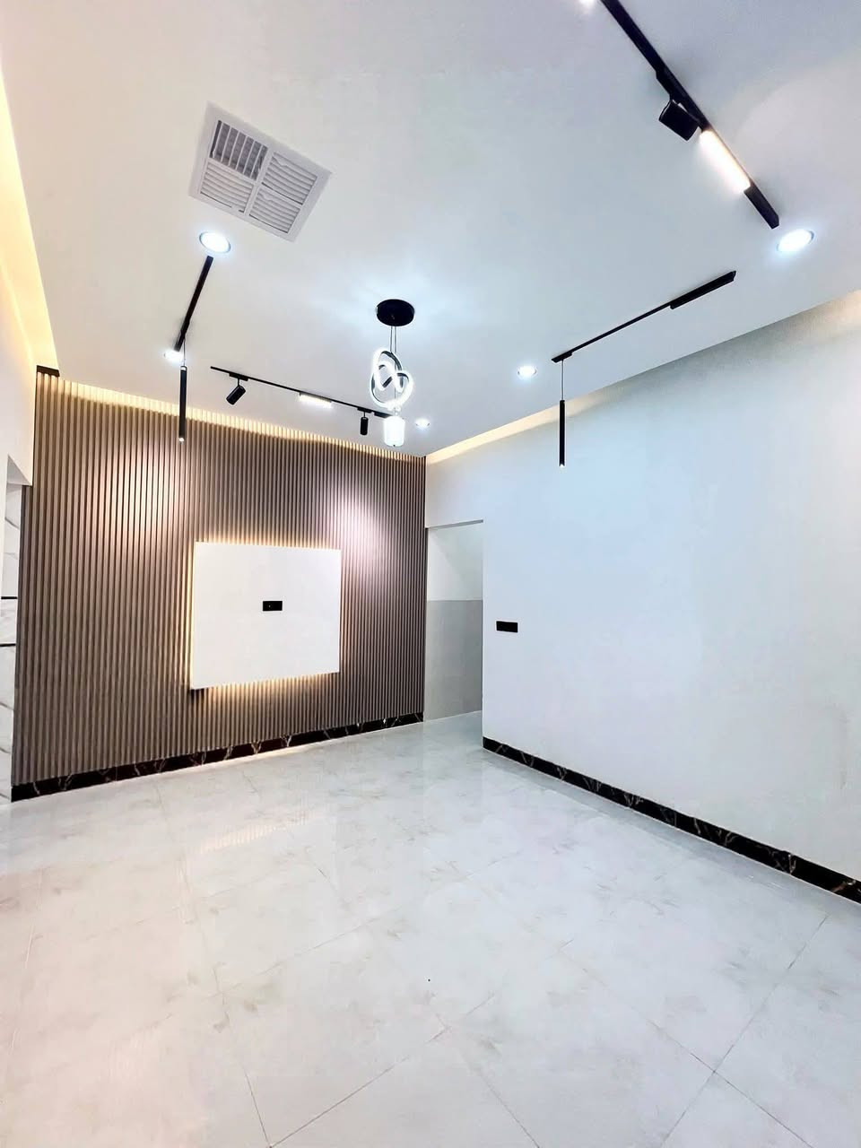 دار سكني للبيع 
بناء Vip زيرو تسليم فوري 
في الموصل حي السماح قرب الشارع العام 
البيت كلو جبس بورد 
ونظام تبريد مركزي 
اتجهة قبلة 
موقع مميز جدا
 💥💥  📍
بناء فاخر فول  Vip📍📐
4 بيت عن شارع العام قرب مدرسه الصينيه 📍

 واجهه 5عمق 20   المساحة 100م📍
 طابق ونص ط1غرفه نوم وهول وأستقبال وصحيات ومطبخ وكراج ط2📍
 غرفتين نوم وهول وصحيات وسطح 📍
زيرو🪐
تسليم فوري الموقع حي السماح  📍
 الاستفسار اتصل ع الارقام 
0751835312 ابو اسماعيل📍
*********** ابو عبدالله 
*********** عبود 📍
*********** ابو عبدالله 
*********** ابو اسماعيل
