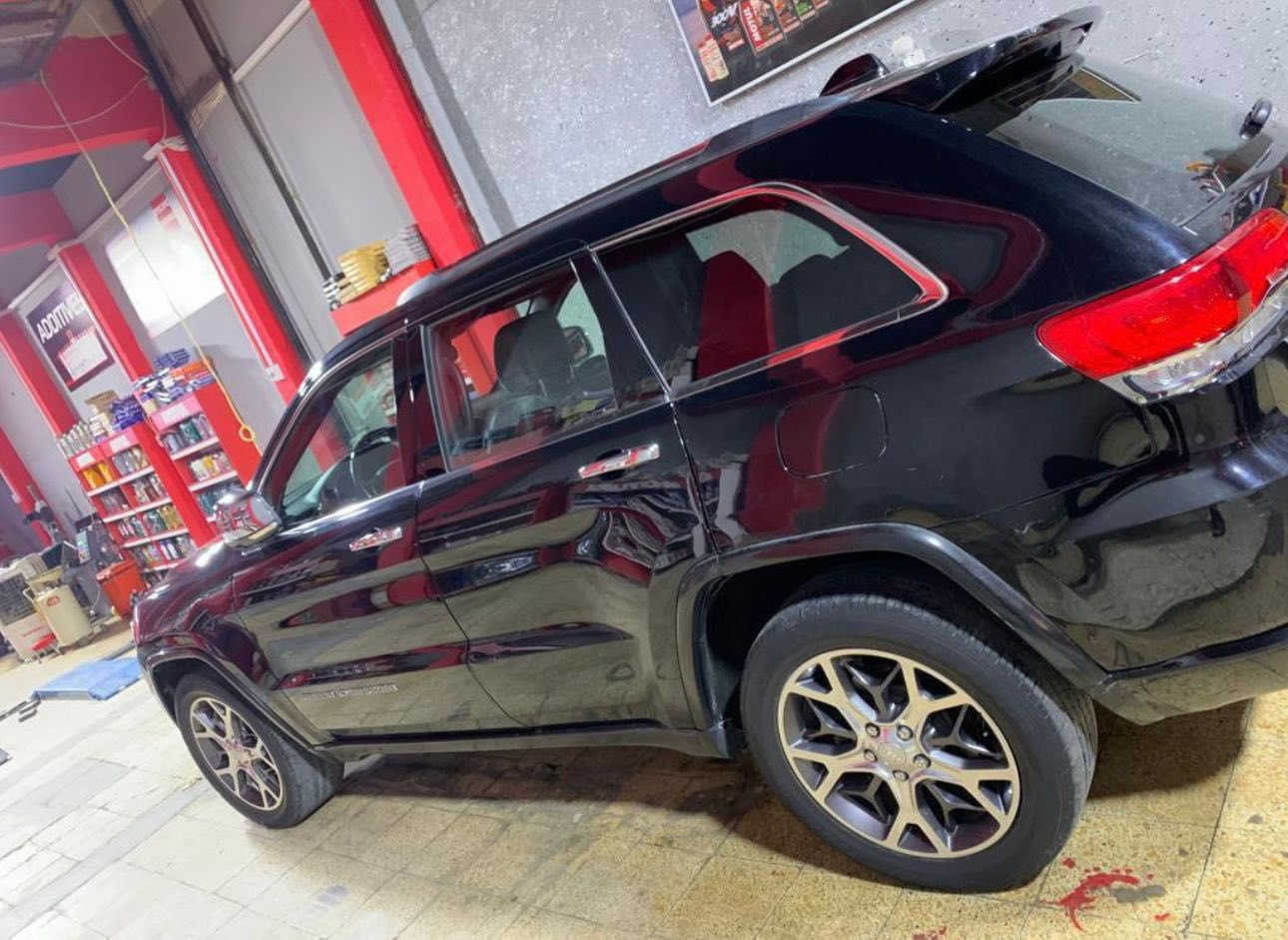 جيب 2020اوفر لاند فول مواصفات مبدل باب خلف السائق وبارد بالجاملغ الخلفي سونار موجود صور الحادث موجوده ماشيه 60الف ميل 
***********
