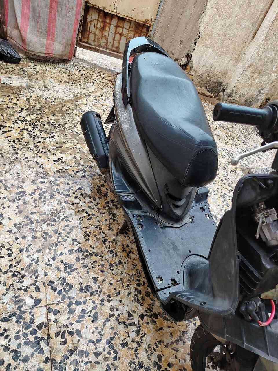 السلام عليكم من رخصة الادمن سكنس نثيه ياباني سرعه 110مكينه مكفوله ناعمه وخرسه نكره سلف وهند بكل وقت بس تفتح سويج اقل ديره تشتغل كهربائيات كلها شغاله كيلو متر اكف بريكات ثنين شغالات سطاب لايت تجي تكلب وشوف سرعه معدل شلعه حلوه ودراجه ناعمه الكفر الأمامي ومال الاشاره نكسرن وذبيتهن بس الصفاح جددالسعر 250وبيهه مجال قليل مكاني بغداد البلديات وهذ رقمي ***********الشراي يتصل اخوان كل التفاصيل مذكوره لحد يجي ويكول شبيهه الدراجه جاهزه عده الكفر الأمامي ومال الاشاره واسف على الاطاله
