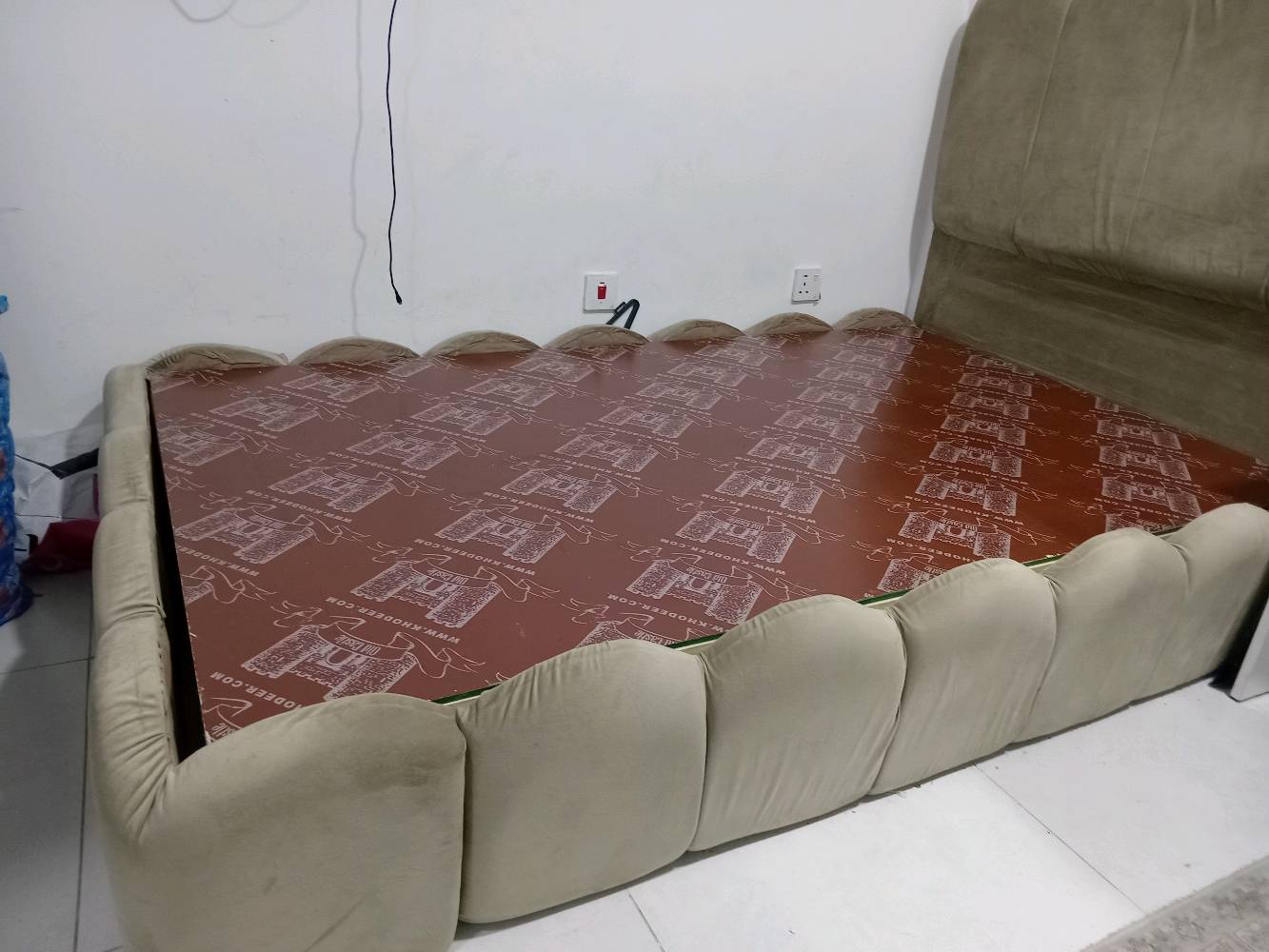 اسره عدد ثنين مودرن استعمال بسيط جدا اخو الجديد حسب ما موضح بالصور سعر ٣٥٠ ألف اي استفسار تواصل ***********
ممكن تذكر المقاس بالضبط للسرير: نفر ونص لو نفرين؟ وكم قطعة داخله بالضبط؟: 
قياس ١٢٠*2
شنو موقعك بالضبط وين بالمحافظة/المنطقة حتى اللي يريد يشوفه يعرف؟: 
مجمع دار السلام بغداد شارع مطار المثنئ
منو الشركة أو الموديل إذا موجود؟ وهل بيه أي خدش أو كسر أو ملاحظة بسيطة غير اللي مبين بالصور؟: 
لا توجد اي عيوب نهائيا
السعر ٣٥٠ ألف قابل للتفاوض لو نهائي؟ وهل أكو توصيل لو الاستلام من المكان فقط؟: 
السعر مع التوصيل 