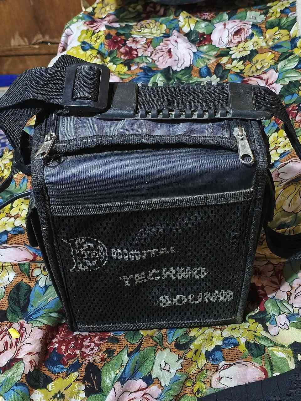 جهاز صوت شحن كلش نضيف للبيع حي الميثاق بدون مايك صغير ولكن صوته عالي


**إذا كنت صاحب هذا الإعلان وتريد حذفه لأي سبب، رجاءا أرسل رسالة إلى الدعم الفني**