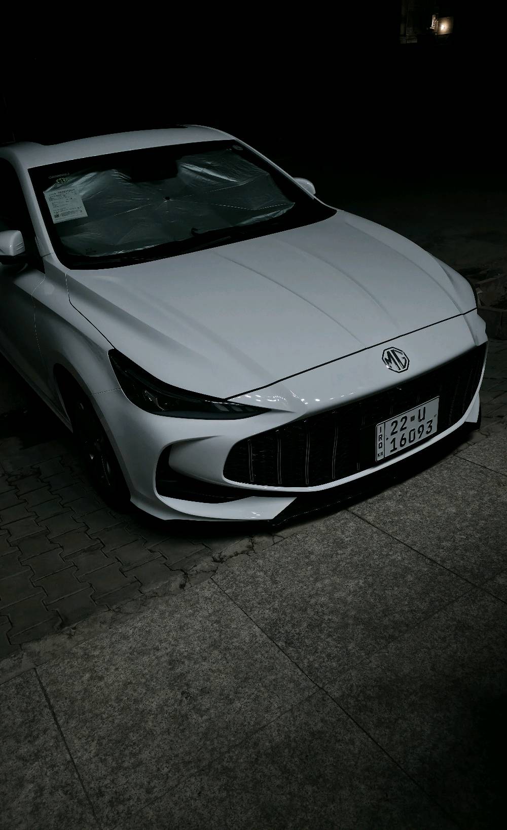 سيارة MG موديل حديث مع غطاء مقاعد VIP، السيارة بحالة نظيفة جداً ومظهر عصري. الداخلية مريحة والأغطية تحافظ على نظافتها. التصميم الخارجي أنيق ويتميز باللون الأبيض النقي. السيارة توفر قيادة سلسة ومريحة، مناسبة لمن يبحث عن الفخامة والأناقة اليومية.