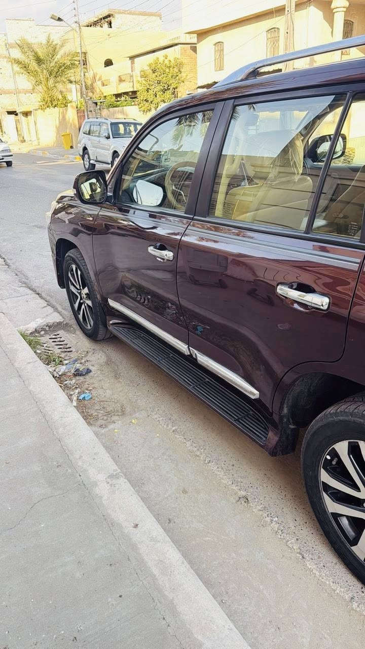 السلام عليكم 
لاندكروز  2016 👍🏻 
اللون كرزي #مميز 
#مكفوله كفالة عامه من صبغ او ضربه 
عداد المشي 120 الف 
سيارة جاهزة من كلشي اي نقص مبيها 
#السعر44000  $ 
 4 شدات و40 ورقه 
بيها مجال شي بسيط 
مكان السياره فلوجة 
تفاصيل على الارقام هنا 
*********** 
***********
