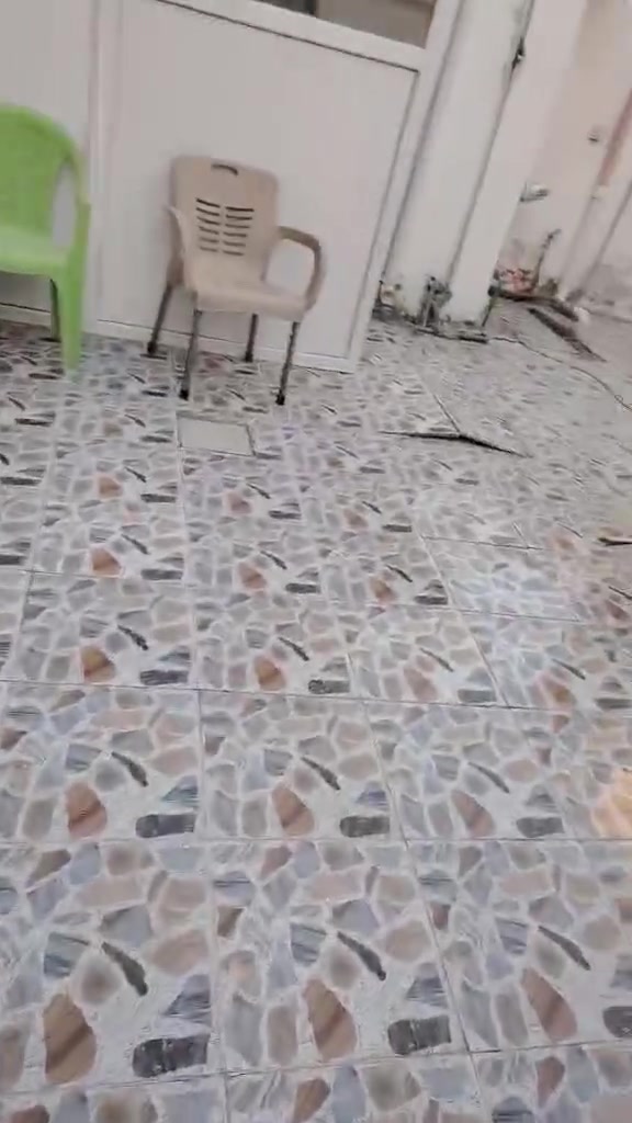 السلام عليكم بيت مساحته 250 بناء جديد منطقه ابو خستاوي
طابقين 
طابق الارضي يحتوي على غرفتين وهول واستقبال وصحيات خارجيه وحمام داخلي 
طابق ثاني يحتوي على غرفتين غرفه بيها صحيات
ومطبخ صغير

يوجد برج نت مجاني مع مولد شارع 6امبيرات مجاني
الاستفساار ع ارقام
***********
***********
