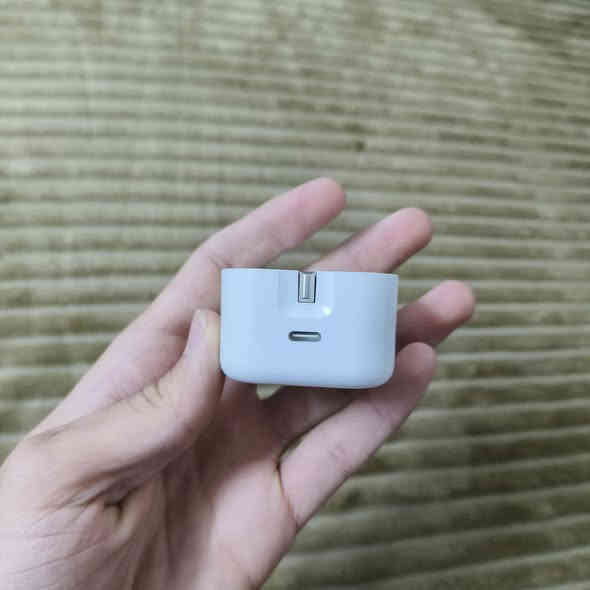 راس شاحنه اصلي . ابل ماستر
 20 واط مستعمل كلش قليل ونضافه كبالك سعر 25 قفله الجديده ب35 وهاي اخت الجديده ✨ واتساب*********** مكاني مدينه الصدر الجوادر
