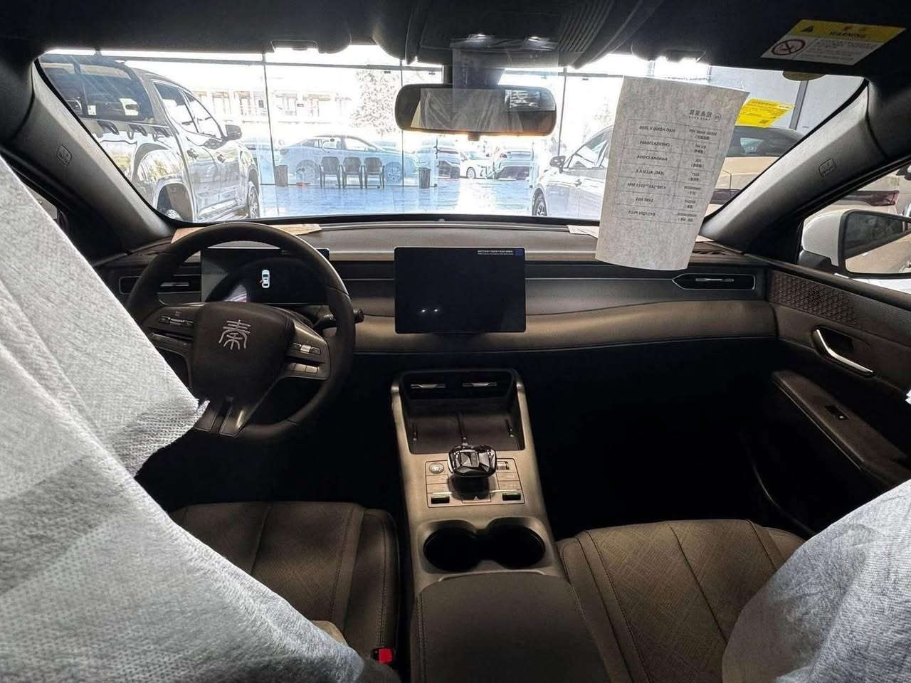 BYD Qin Plus 2025.   سپی ناو زەیتونی
مواصفات.کارەبایی و بەنزین و هایبريد.
بصمة شاشةوكاميرا ویل کەپ.تانکی گەورە 
2100 كم.دەڕوات.تحديدسورعه.لیدڤۆلیۆم 
***********
