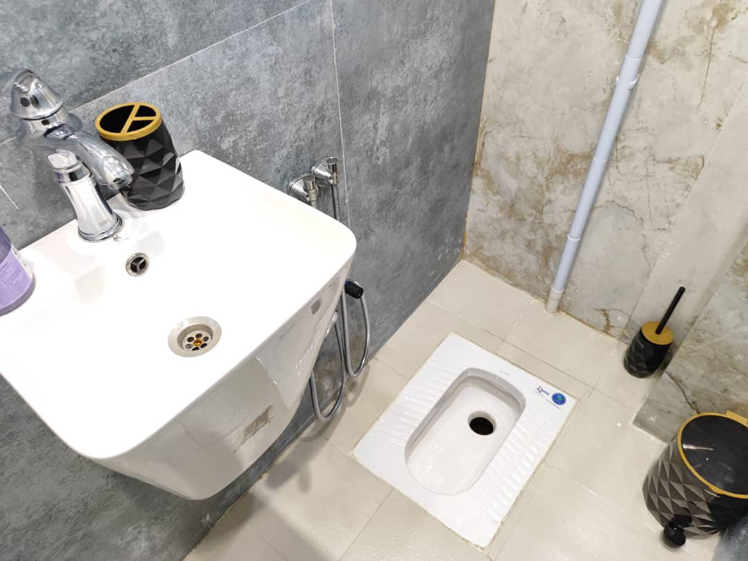 ⸻

🏠 شقة مفروشة للإيجار – يومي أو شهري

شقة مجهزة بالكامل
مساحة 60 متر
تتكون من:
🛏 غرفة
🛋 صالة
🚿 حمام
🚽 توالت

⚡ كهرباء 24 ساعة
🛗 مصعد
🛎 حراسة + لوبي + بناية مرتبة

📍 الموقع: الروضتين قرب الامام الحسين عليه السلام 

الإيجار مخصص للعوائل أو طالبات الجامعة فقط
الشقة نظيفة وجاهزة للسكن فوراً.

📞 للاستفسار: ***********
***********
⸻
