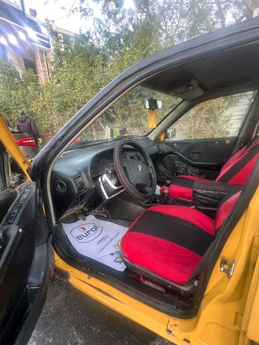 سيارة بيجو قديمة لونها أصفر، مناسبة للمشاوير داخل المدينة. الداخلية نظيفة والمقاعد مغطاة، وتوجد بعض الخدوش على الهيكل الخارجي. البيع لأعلى سعر ومكان السيارة ببغداد.