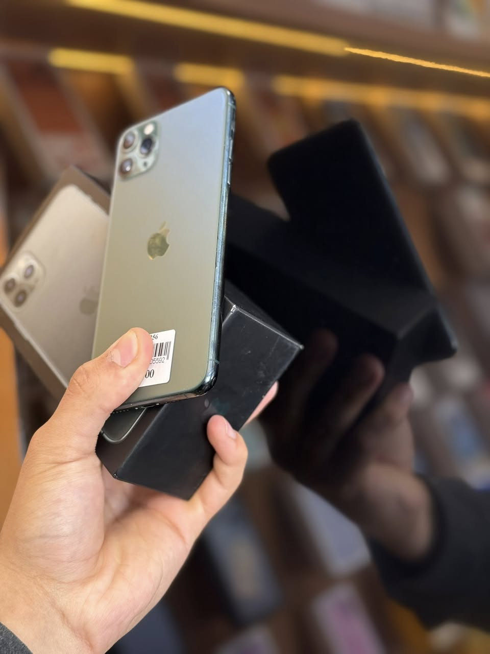 11 برو ماكس 
ذاكره 265
بطاريه 86
جهاز نضيف جدا 
مستبدل شاشه اصليه تفصيخ فقط 
ستخدام جهاز كلش حلو مابي اي مشكله 
سعره 240الف وبي مجال 
عنوان بغداد الاعلام تقاطع درويش 
***********
