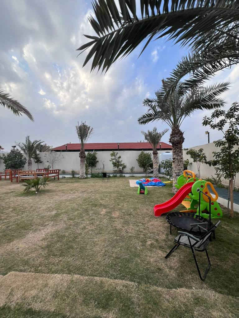 شاليه #بمساحة 850م
البصرة -إبي الخصيب - حمدان 
طابو ملك صرف زراعي عراقي #سهم بالطابو
#يحتوي :: گراج واسع دار استراحة يحتوي على غرفة منام 
وصالة وصحيات داخلية . ومسبح وباربكيوخاص بالشوي
وصالة اللعاب ومدفأة غازية .
الشاليه الواقع افضل وأجمل من الصور .
#للأستفسار :: *********** البصرة, العراق
