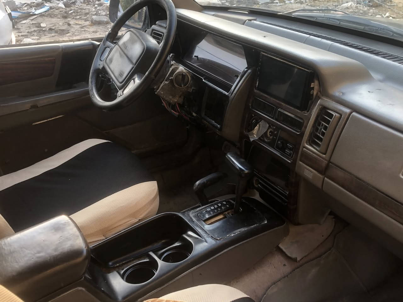 جيب شيروكي 1993 
سياره جاهزه كير محرك حداديه 
رقم ذي قار الماني 
مكان السيارة ناصريه مركز السعر 40 
***********
