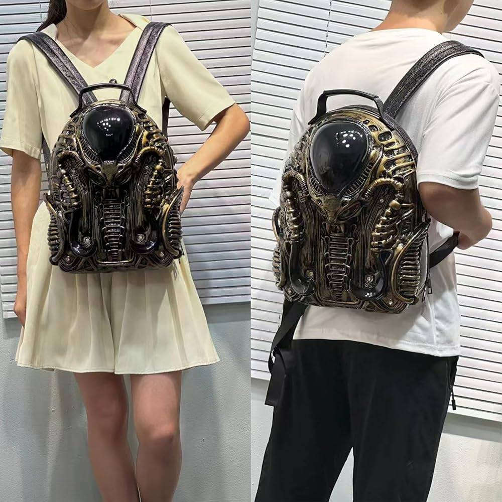 حقيبة ظهر مستوحاة من كائن الزينومورف (Xenomorph) من سلسلة أفلام Alien. 
تتميز بتصميم ثلاثي الأبعاد (3D) يجسد رأس الكائن وتفاصيله المعقدة ثلاثية الابعاد والمنحوتة يدويا
• الجزء المنحوت الأمامي، الظاهر في الصورة، مصنوع من مادة البولي يوريثين (Polyurethane) المقاومة للماء.
الجزء الخلفي: الجزء الخلفي من الحقيبة مصنوع من الجلد الصناعي (synthetic faux leather) المقاوم للماء.
التصميم: مستوحى من أعمال الفنان H.R. Giger.


**إذا كنت صاحب هذا الإعلان وتريد حذفه لأي سبب، رجاءا أرسل رسالة إلى الدعم الفني**