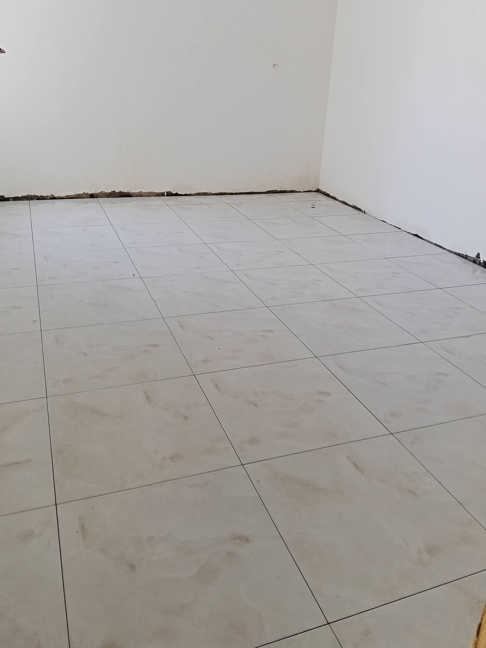 عملي جميع أنواع السيراميك الجداري ولارضي درجه أولا ع اليزر وستلام مهندس والتزام بلعمل ***********
