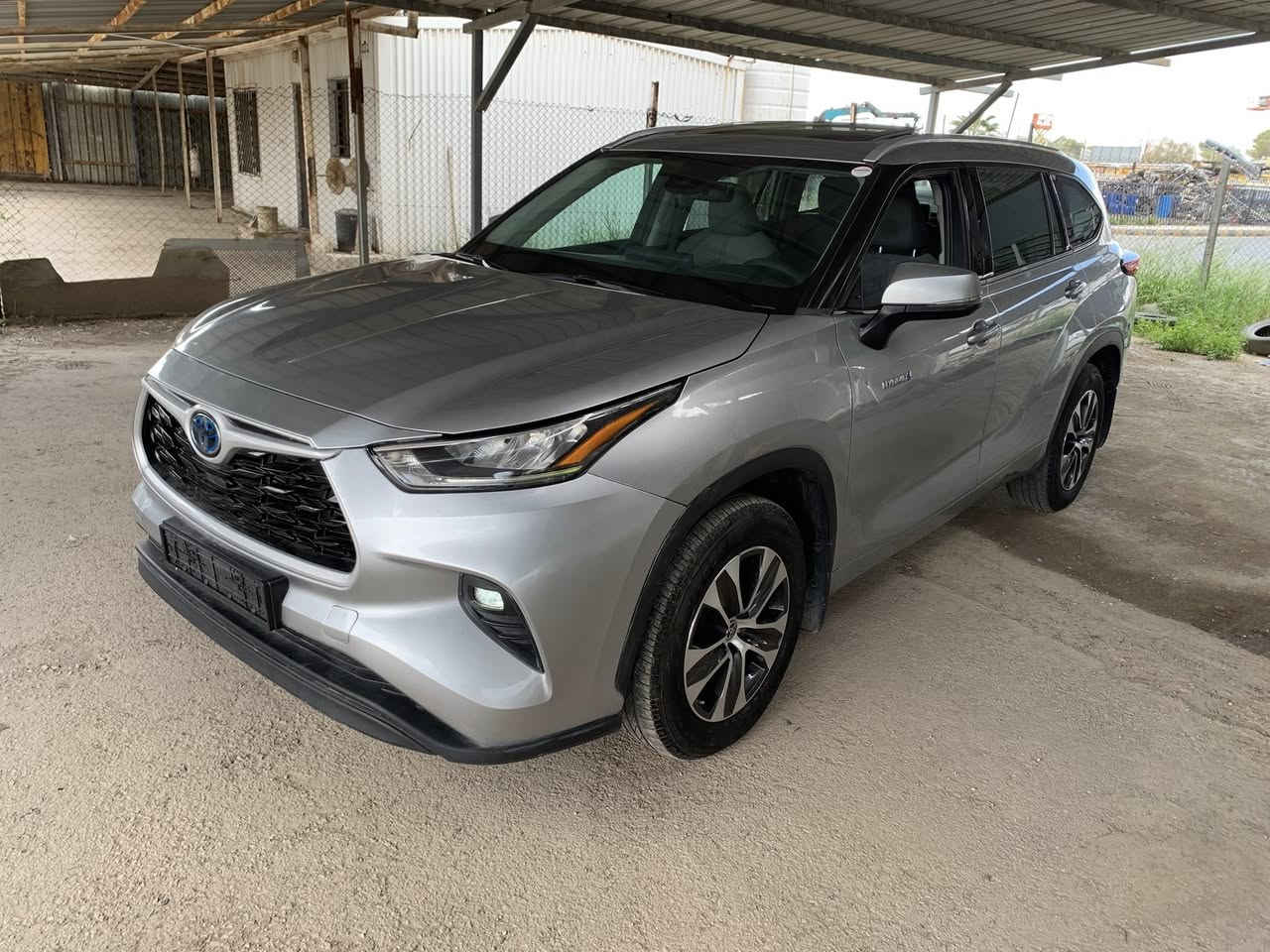 تويوتا هايلاندر 2022 صنف GLE
للاستفسار 0799506431

موديل 2022

لون سلفر 

عداد 58 الف كيلو متر 

GLE HEV 4x4

المزايا التقنية

المحرك: 2.5 لتر هايبرد، 4-اسطوانات
القوة القصوى: 240 حصان (مجمع)
ناقل حركة تتابعي متغير الكتروني (ECVT)
دفع كلي للعجلات (AWD E-Four) مع وضع الطرق الغير ممهدة
سعة خزان الوقود: 65 لتر
كفاءة استهلاك الوقود: 20.1 كم/لتر
الأبعاد طول - عرض - ارتفاع (مم): 4950 - 1930 - 1730
7 ركاب (شاملة السائق)

المزايا الخارجية

جنوط ألمنيوم مقاس 18 بوصة - بتصميم خاص للفئة GLE
مقاس الإطارات: 235/65R18
انوار أمامية (LED)
انوار خلفية (LED)
إضاءة نهارية (LED)
كشافات ضباب أمامية (LED)
شبك أمامي أسود مع إطار فضي
نظام الدخول الذكي للسائق و الراكب الأمامي
مرايات جانبية كهربائية مع اشارات انعطاف
طي كهربائي اوتوماتيكي للمرايات الجانبية
نظام تسخين المرايات الجانبية
جناح خلفي
عوارض سقف
فتحة سقف

المزايا الداخلية

زر تشغيل المحرك
مقاعد قماش
تحكم كهربائي لمقعد السائق
مكيف أمامي و خلفي بتحكم اوتوماتيكي
مقود مكسو بالجلد
ازرار تحكم على المقود
عجلة قيادة تلسكوبية
شاشة معلومات متعددة 7 بوصة
تحكم أوتوماتيكي لجميع النوافذ
تحكم بالقفل المركزي من باب الراكب الأمامي 
أربعة منافذ USB-C للشحن (2 أمامية و 2 خلفية)
مرآة الرؤية الخلفية ذاتية التعتيم
تطعيمات خشبية 
ستائر لنوافذ الصف الثاني

النظام الصوتي والترفيهي

نظام صوتي بشاشة لمس 8 بوصة
نظام أبل كار بلاي لا سلكي
منفذ USB-A
6 سماعات

مزايا الأمان و الراحة

نظام تويوتا للأمان (TSS Ver. 2.5)
- نظام حماية ما قبل التصادم (PCS)
- مثبت السرعة راداري (DRCC)
- المساعدة في تتبع المسار (LTA)
- تنبيه مغادرة المسار (LDA)
- الضوء العالي التلقائي (AHB)
نظام التحكم في وضعيات القيادة (إقتصادي / عادي / رياضي)
كاميرا خلفية
حساسات أمامية وخلفية للمساعدة على الوقوف 
باب خلفي كهربائي
وسائد هوائية (للسائق والراكب الأمامي + للركبة + جانبية + ستائرية)
فرامل مانعه للإنغلاق (ABS)
نظام التحكم بالتوازن (VSC)
نظام مراقبة ضغط الاطارات (TPWS)
نظام منع تشغيل المحرك ضد السرقة مع إنذار
مكابح وقوف كهربائية (EPB)
نظام الوقوف المؤقت
فرشة لأرضية الشنطة 
فرشات أرضية 

للاستفسار 0799506431


**إذا كنت صاحب هذا الإعلان وتريد حذفه لأي سبب، رجاءا أرسل رسالة إلى الدعم الفني**