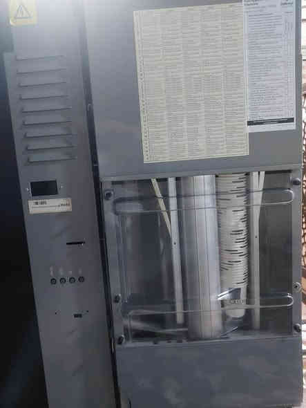 جهاز بيع ذاتي للمشروبات الساخنة مستعمل
(Vending machine )
الجهاز يقدم ١٦ نوع من المشروبات الساخنة 
منشأ الجهاز ايطالي و الوكالة اماراتية و موجود موزع بالعراق 
واكو صيانة
 و المواد المستخدمة للتحضير مع االاكواب جودة عالية جدا
طعمها جدا طيب واذا تخليه بمكان بيه حركه يجيبلك خوش ربح قياس باسعار المواد 
فقط يحتاجله مكان وكهرباء . 
السعر عالخاص او تواصل *********** 
لان اسعارهن بالسوك مو الكل يعرف بيها . كركوك
