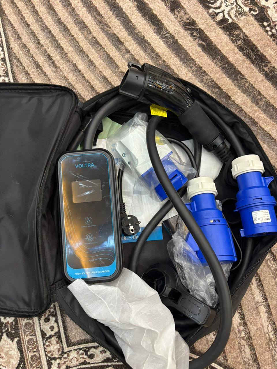 🔥 للبيع شاحن سيارة كهربائية VOLTRA — استخدام أسبوع فقط، بحالة الوكالة وكأنه جديد، كامل الملحقات والجنطة الأصلية.
المواصفات: ✅ ماركة VOLTRA
✅ شاحن متنقل Portable EV Charger
✅ 32 أمبير
✅ يدعم 220–240V
✅ شاشة عرض رقمية لبيانات الشحن
✅ كابل شحن قوي وطويل
✅ كامل الملحقات + الجنطة الأصلية
✅ استخدام أسبوع فقط
💰 السعر: 250 ألف دينار
📞 رقم التواصل: ***********
