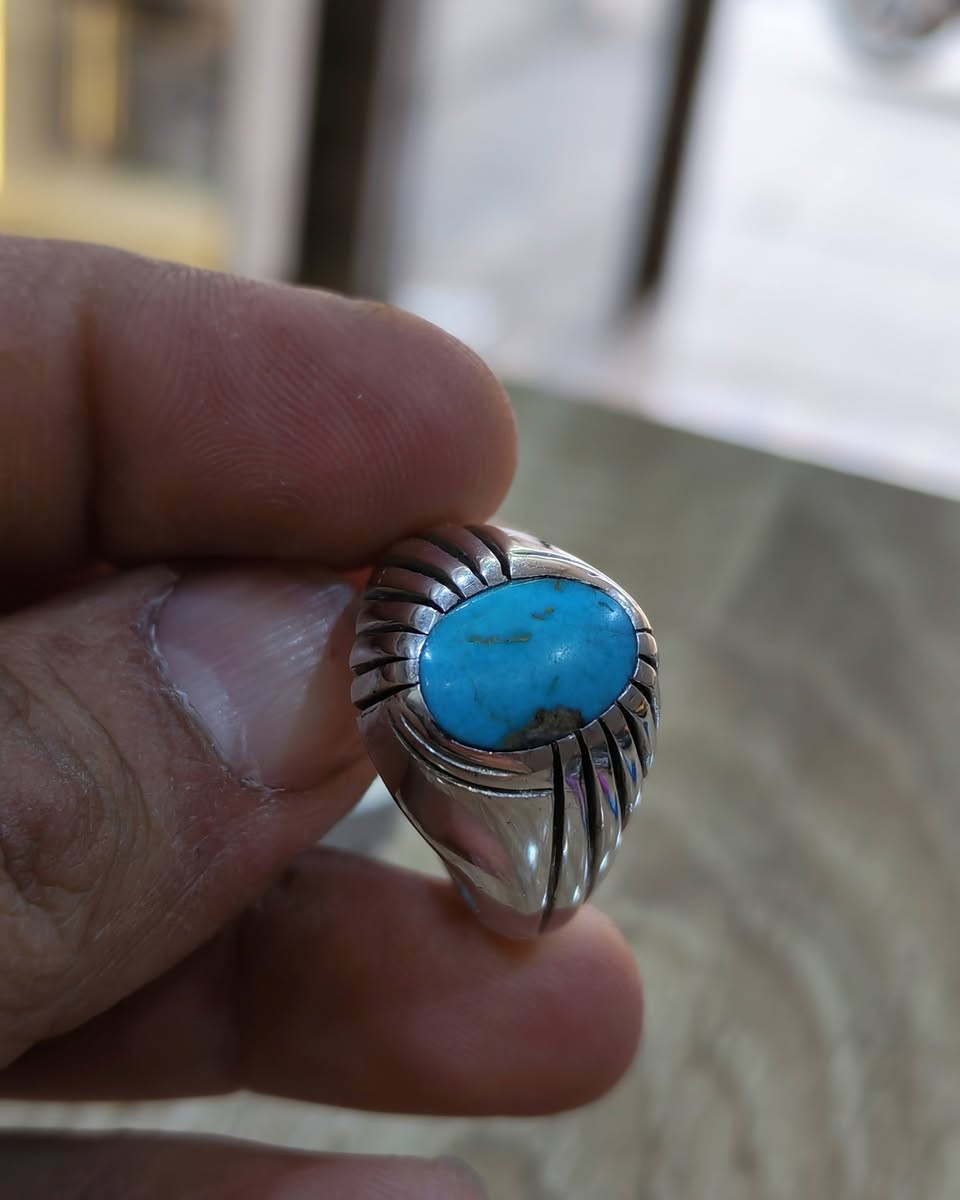 خاتم من الفيروز النيشابوري قديمة الحجرة
صياغة يدوية ثقيلة قياس جبير24 ونص

سعرة 100 قفل بدون عملة رجاءاً

*********** بغداد
