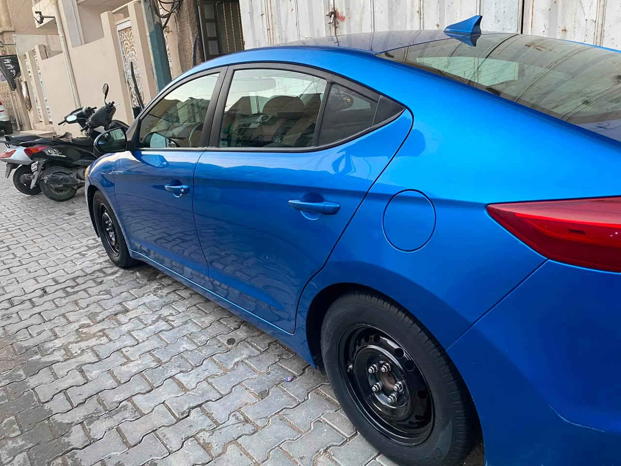 اللنترا موديل ٢٠١٧
كير عادي ٦ نمر رياضي 
مكينه مفتوحه مبدل رواجز   
حادثها بنيد فقط بامريكا + اكو ضربه بالباب عكس السايق + ضربه بالجاملغ الخلفي هم بسيط وما مبين  
السنويه باسمي مكان السياره بغداد الحريه
***********
