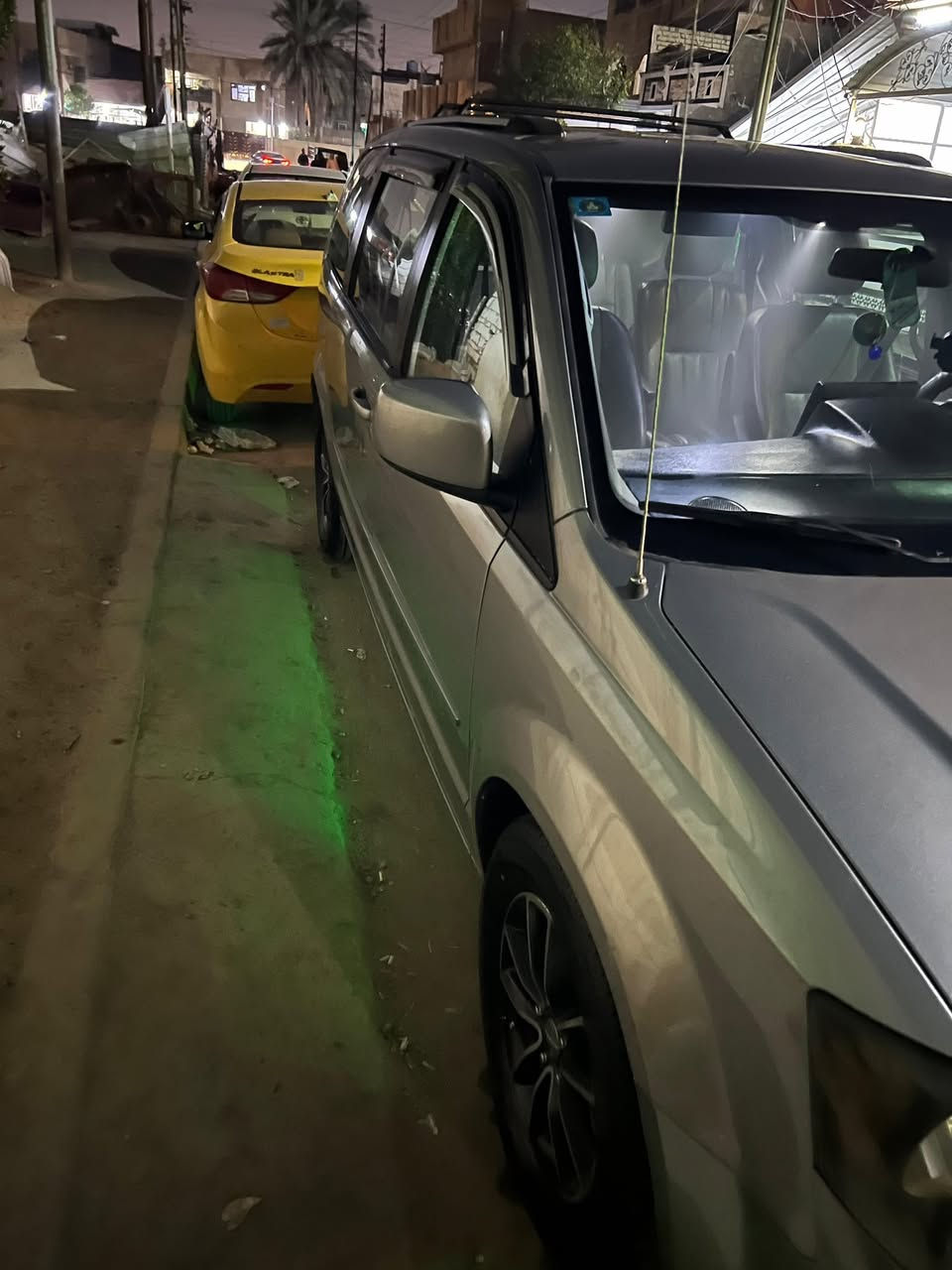 السلام عليكم
دوج كرفان للبيع 2016 لون سلفر امريكي 
الفئه RT فول فول مواصفات باب كهرباء جنطه كهرباء 
حادثها جداً بسيط سعرها 180 وبيها مجال🩶
 الاستفسار الرقم:***********
