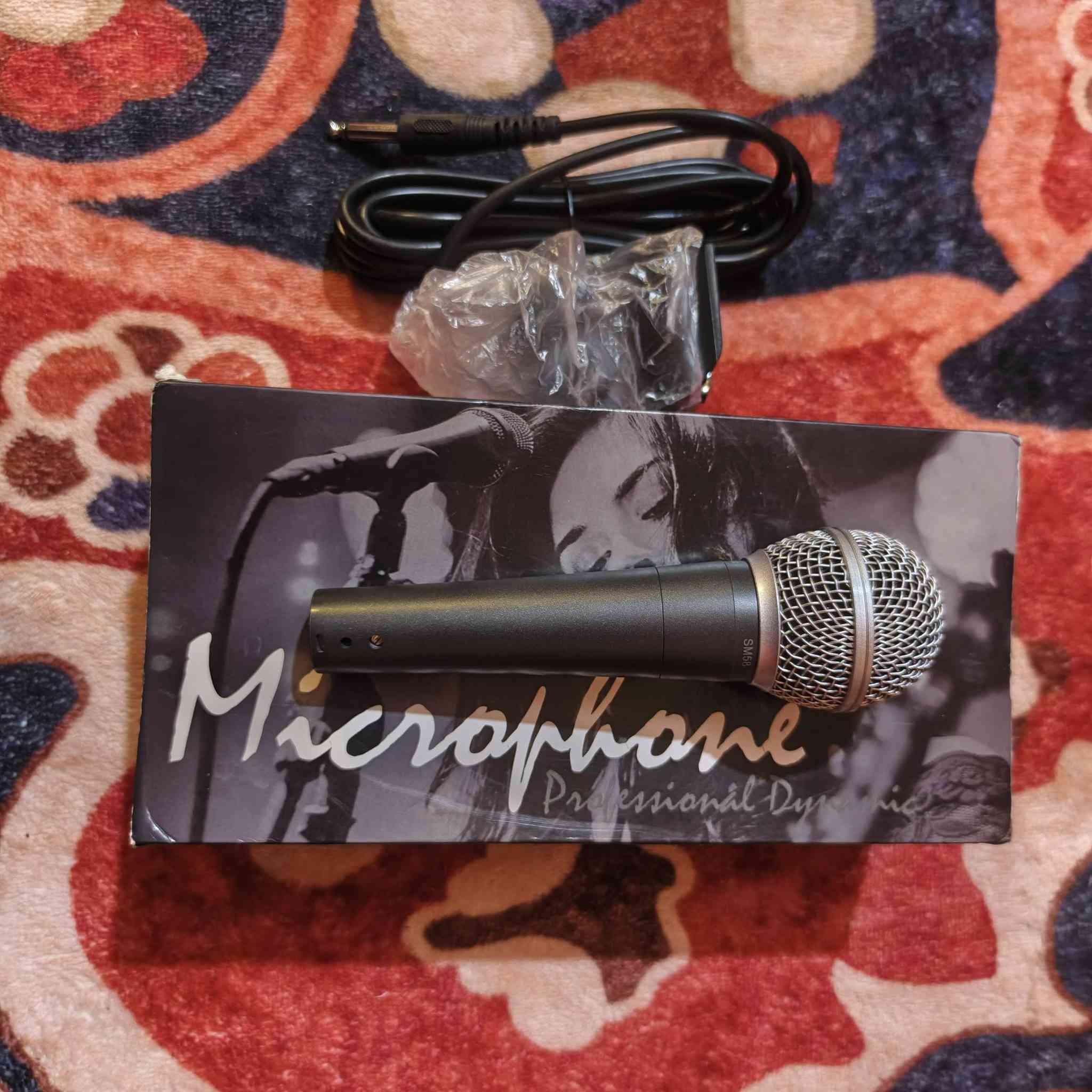 ميكروفون ديناميكي احترافي من طراز Shure SM57، وهو معيار صناعي لتسجيل الآلات الموسيقية والصوت. 
نوع الميكروفون: ديناميكي، ذو نمط قطبي قلبي (cardioid) يركز على مصدر الصوت ويقلل الضوضاء الخلفية. 
الاستخدامات: مثالي لتسجيل الطبول، ومضخمات الجيتار، والآلات النحاسية، بالإضافة إلى الغناء. 
المميزات: استجابة ترددية مصممة خصيصًا لإعادة إنتاج صوتي واضح ولامع للآلات. 
المتانة: هيكل فولاذي متين مصمم لتحمل الاستخدام القاسي في الاستوديو أو على المسرح.


**إذا كنت صاحب هذا الإعلان وتريد حذفه لأي سبب، رجاءا أرسل رسالة إلى الدعم الفني**