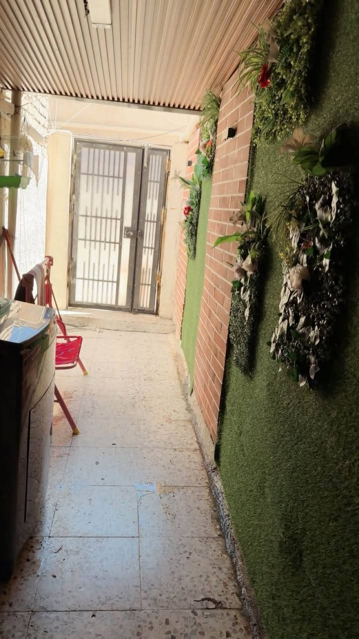 بسم الله بيت للبيع مساحه 96متر خلفي طابو في منطقه الوشاش بناء حديث طابقين الاول استقبال وصاله ومطبخ حمام منور ترك طرمه الثاني 3غرف نوم ومخزن صطح  بسعر مناسب للستفسار صاحب الدار ***********
