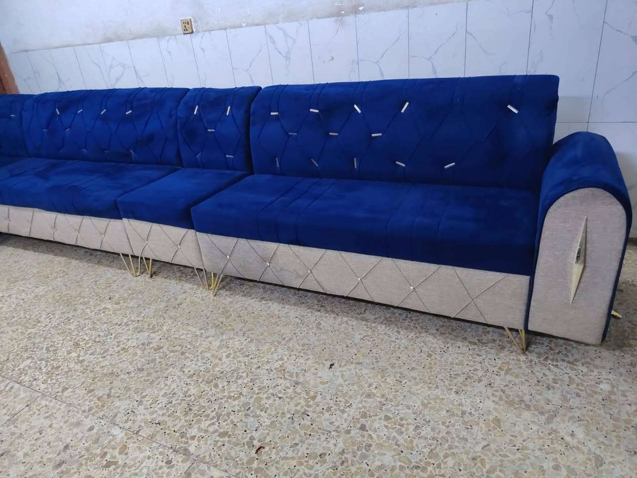 سلام عليكم عند  تخم ديون  20 مقعد مستعجله على بيعته 
هذه رقمي ***********
@إشارة
