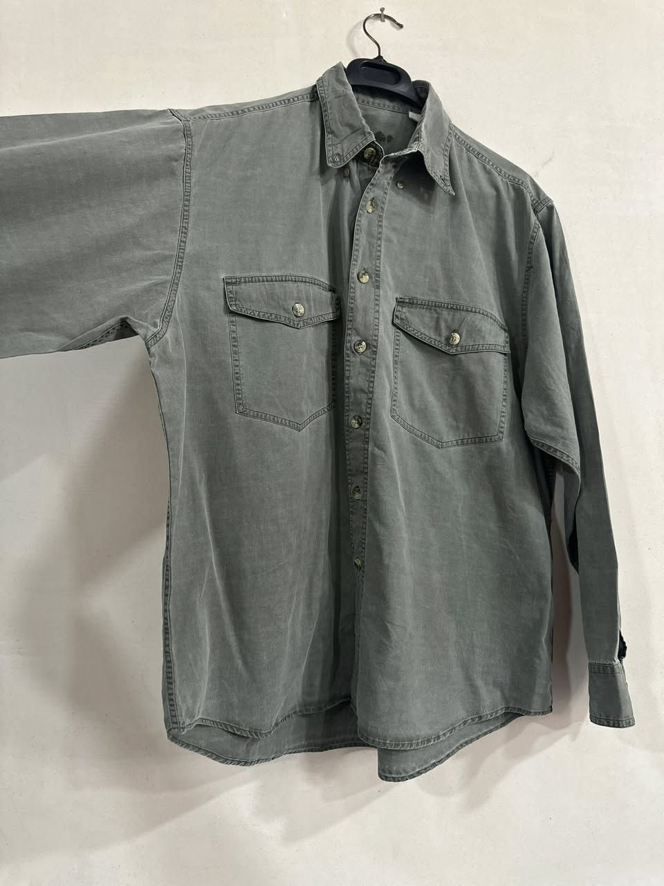 � قميص أوروبي مميز 🔹
قميص أنيق بجودة عالية، مناسب للّبس اليومي والمناسبات الخفيفة.
يتميّز بلونه السمائي الهادئ الذي يعطي إطلالة راقية وعصرية.

📌 المواصفات:
• القياس: XXL
• اللون: مثل ما موضح بالصورة 
• الخامة: بهاري ناعمة ومريحة
• النظافة: 100% (بحالة ممتازة)

💰 السعر: 10 فقط

خيار ممتاز لمن يبحث عن الأناقة بسعر مناسب 🌟


**إذا كنت صاحب هذا الإعلان وتريد حذفه لأي سبب، رجاءا أرسل رسالة إلى الدعم الفني**