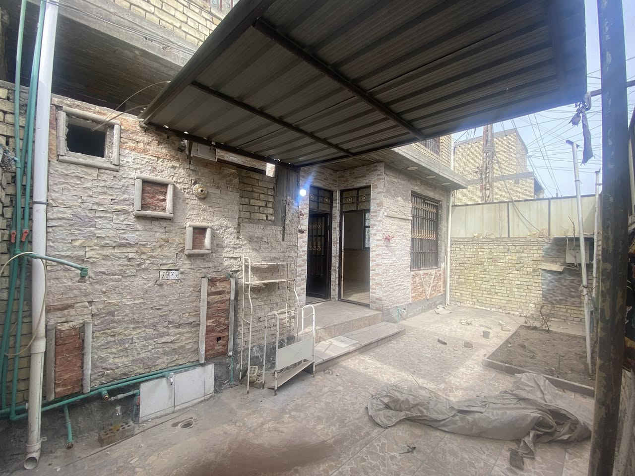 🔰دار سكني ركن للبيع

الموقع:منطقة حي اور الـ٣٠٠ قرب مدرسة المروءة

المساحة:50 متر  10❌5

الطابق الارضي: صالة واستقبال ومطبخ وحمام ومرافق خارجي

الطابق الثاني:غرفتين نوم

الطابق الثالث:سطحين 

🔴البناء جديد والدار فارغ

🟢للأستفسار خاص أو على الرقم ***********
