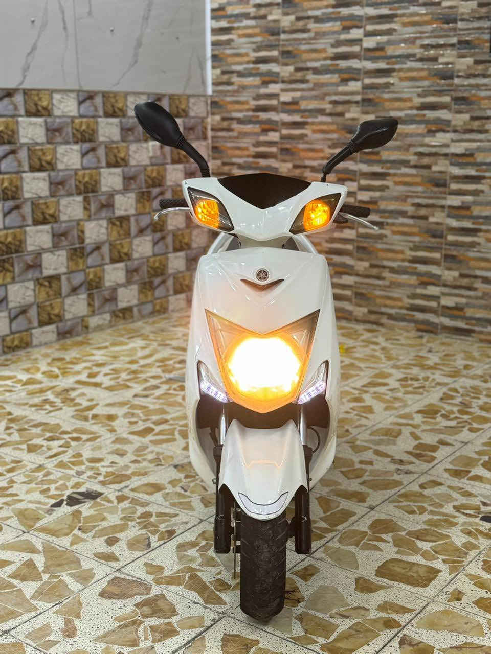 سلام عليكم للبيع دراجه سكنس لد لون لبيض الأصلي دراجه جديده مال رمبه مكينه  اذا برغي مفتوح ترجع بعد الاصلي نوزل خطين طلاعات اوراق كامله دراجه جديده مال رمبه مكفوله كفاله عامه شلعه معدل خير من الله شرط علفحص اذه مفتوحه ترجع مكان بغداد الكرخ الصالحيه السع900 وبيهه  مجال مستعجل على بيعتهه والاستفسار الاتصال***********
