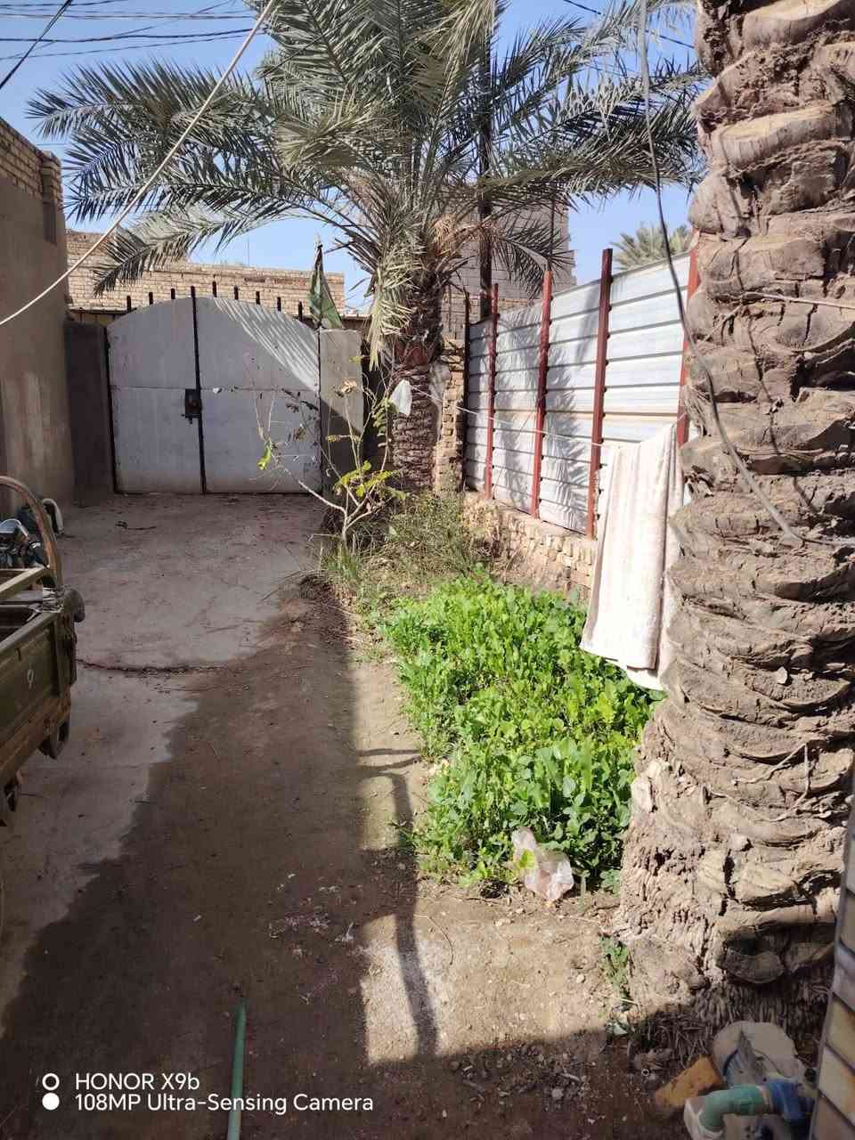 دار للبيع المكان خيري قرب سيطره النسيج زراعي مساحه الدار ٢٢٥ تحتوي على ثلاث غرف نوم مع مطبخ وصاله وتحتوي على براني مع مجمع صحيات خارجي مع حديقه صغيره مع كراج سياره علما ان المنطقه تم تاهيلها بشبكه ماء ومجاري جديده وسوف يتم تاهيلها بشبكه كهرباء وتبليط قريبا الدار مبني من الطابوق للاستفسار الاتصال بالرقم ***********
