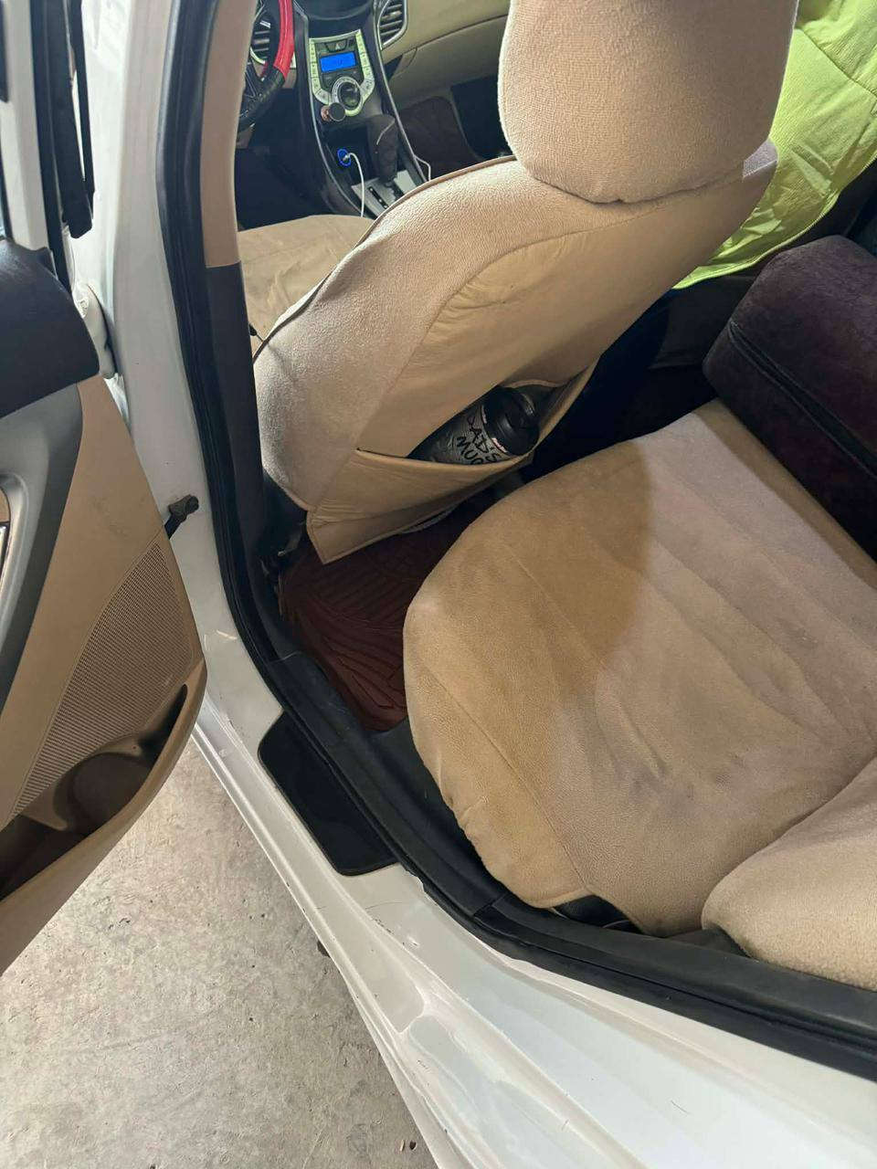 السلام عليكم 
النترا سليمانيه رقم إنكليزي جديد
موديل 2012
مكينه 1600
تريد تحويل. أو وكاله 
بيه 3 قطع صبغ
وبابين تبديل بلاد نفس ألون 
السعر. 85 بيه مجال بسيط 
مكاني واسط 
استفسار اكثر اتصال. ***********
